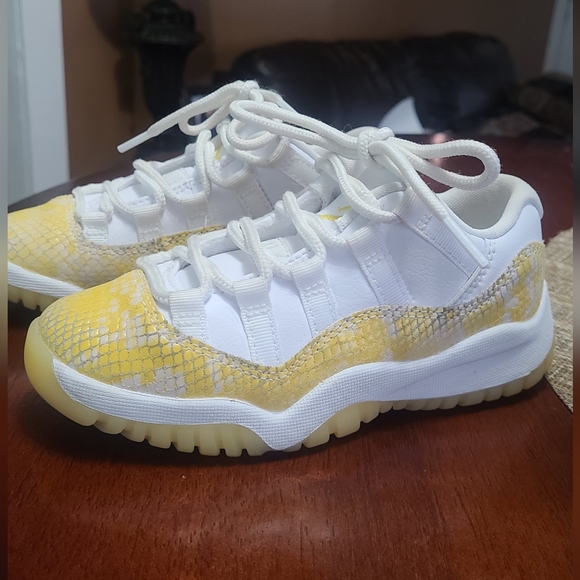 Jordan 11 Retro Low Yellow Snakeskin - Picture 4 of 6